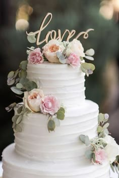 18 Simple White Wedding Cakes Ideas for Your 2018 Wedding #cakes #weddings #weddingcakes #food Wedding, Wedding Cake Rustic