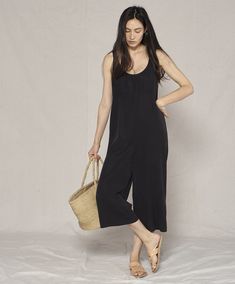 Essentials Damen Jumpsuits-Apparel Short-Sleeve Scoop-Neck Romper