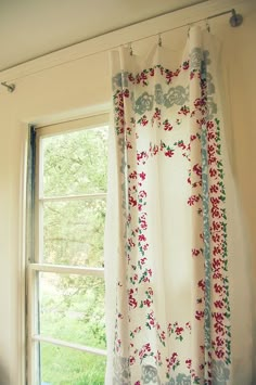 Vintage tablecloth as curtain; I'm so doing this...that hardware is from IKEA. Design, Upcycling, Vintage, Linens And Lace, Vintage Linens, Shabby, Vintage Textiles, Vintage Fabrics