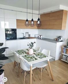 Сочетание цветов - дерево и белый , светильники Dining Table In Living Room, Large Dining Room, Kitchen Dining Room, New Kitchen, Kitchen Wood, Kitchen Cabinets, Kitchen Tables, Trendy Kitchen, Wood Cabinets