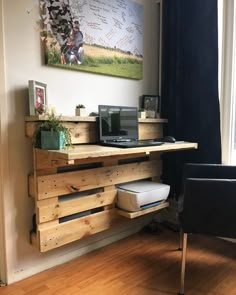 Bancada para estudo/trabalho com palete de madeira. Adorei o espaço da impressora!Fonte: rusticdecor.org#ideiasdiferentes•Confiram @arquiteturaz#grupojsmais Ikea, Home Décor, Bedroom, Diy Furniture, Ikea Hack, Home Office Decor, Shelf Decor, Home Decor Items, Pallet Desk