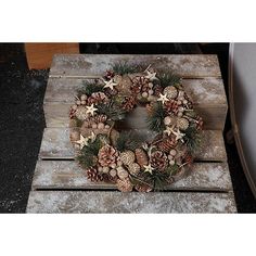 Chopped Wood /& Pine Cone Decoration Olsen /& Smith 36cm 14in Decorative Traditional Indoor Xmas Christmas Wreath with Gold Bauble