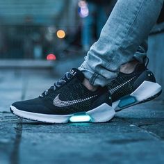 Die 58 besten Bilder von Nike hyperadapt 1.0 | Spitze schuhe Nike Air Max 270 Shoes Laufschuhe für Männer Frauen Triple Weiß Schwarz Warriors Habanero Rot Throwback Future Mens Trainer Athletic Sports Sneakers