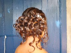 49 , Cheveux attachés haut, chignon et boucles tombantes