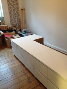 Hjemmebygget høj seng med opbevaringsskuffe, bogreol og sengebord ...