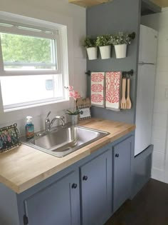 Cocinas Pequeñas muy Originales que te Inspirarán Small Apartment Kitchen, Kitchen Remodel Small, Small Space Kitchen, Kitchen Remodel Idea, Apartment Size Refrigerator