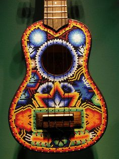 Guitarra acústica, Arte Huichol. #arte,# artepopular, #museo, Искусство Укулеле, Гитарная Живопись, Узоры В Технике «грифонаж», Мексиканское Народное Искусство, Скульптура, Мексиканские Черепа, Украшенные Бутылки, Творчество, Ремесло