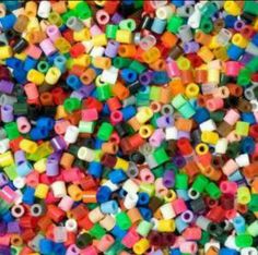 Mis talleres de manualidades en Granada con hama beads son, además de divertidos, educativos. Favorecen la creatividad del niño, el desarrollo de la motricidad fina, la coordinación óculo-manual y la lógica, habilidades necesarias en las primeras etapas escolares. Estas pequeñas cuentas cilínd
