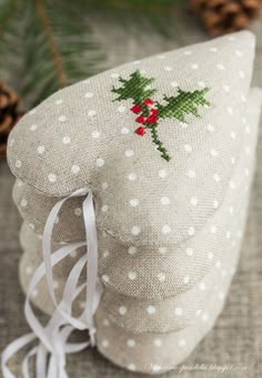 christmas heart ornament idea with a simple cross stitch motif - Christmas Decorations Pinterest Handmade christmas heart ornament idea with a simple cross stitch motif - Christmas Decorations Pinterest Handmade