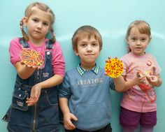 Расписная подставка под чашку из картона.