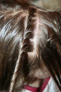 Nettes Haar Dreht Sich In Unordentliche Brotchen Haare Drehen Haarspray Und Frisuren