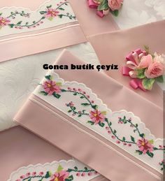 Rosas patrón Toalla con nombre bordado decorado 50 x 100 cm klöppelspitze