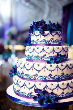 wedding cake round peacock