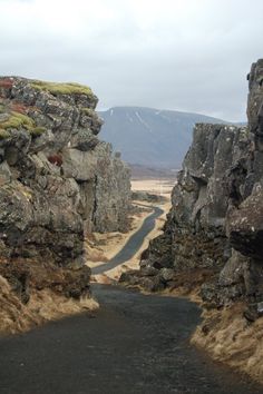 the village of heimaey covered in ash after the 1973 what kind of plate boundary runs across iceland