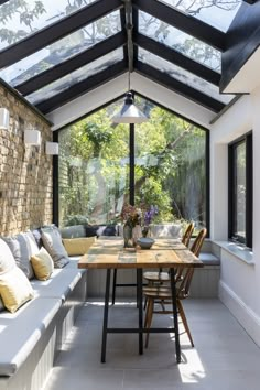 Salle à manger dans véranda avec une longue banquette. Interiors, Home Decor, Home Deco, Decoracion De Interiores, Room Accessories, Nook, House Inspo