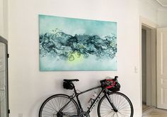 Blåt maleri i stue indretning i nordisk stil med moderne kunst #art ... Maleri til stue
