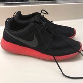 on feet images of reasonably priced speical offer Nike Schuhe | Nike Roshe Runs | Farbe: Schwarz / Rot | Größe: 8 ... on feet images of reasonably priced speical offer Nike Schuhe | Nike Roshe Runs | Farbe: Schwarz / Rot | Größe: 8 ...