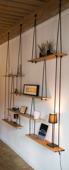 Easy Home Decor, Retro Home Decor, Cheap Home Decor, Diy Home, Suspended Shelves, Diy Hanging Shelves, Rope Shelves, Wood Shelf, Wooden Shelves