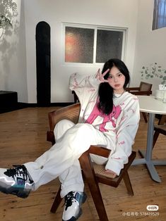 Eine Junge Sexy Mädchen Liebt Es Auf Dem Küchentisch Zu Tun Eine Junge Sexy Mädchen Liebt Es Auf Dem Küchentisch Zu Tun