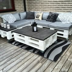 hier zeigen wir ihnen tolle und weiße sofas, bänke und tisch aus den alten europaletten mit weißen und grauen kissen Diy Home Décor, Outdoor Pallet Projects, Diy Outdoor Furniture