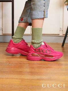 Designed with a thick sole and bulky construction, the Rhyton leather sneaker features a vintage Gucci logo inspired by prints from the 1980s.