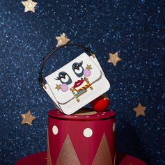 As enchanting as the holiday atmosphere: discover this bag and other gift ideas with the unmistakable Anna Dello Russo’s touch at tods.com #TodsLovesCircus #TodsDoubleT