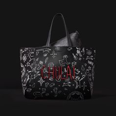 La vida es Chula! Life is cool, so we’ve drawn everything that inspires us and put it all on this Bag & Play shopper that’s also a 2-in-1! In black with hand-drawn pictures in white and our “Chula” accentuated in red textured plasticised lettering. Look how cool it is: there’s a smaller black bag inside with the drawings in self-colour! Measurements: 37.50 x 16.50 x 30cm.
