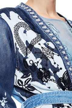 Women's long denim jacket with deconstructed design and patchwork. Belt detail and contrasting embroidery. Discover all on Desigual website.