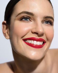 @kathleensorbara is our favorite look of the week. Here is the product breakdown: - Hydrating Face and Eye Creams - Skin Foundation Stick - Nude Peach Blush - Pink Glow Highlighting Powder - Regal Crushed Lip Color - Eye Shadows in the shades Taupe and Camel - Eye Opening Mascara. Makeup by @clarissalunanyc. Photographer: @tqphoto
