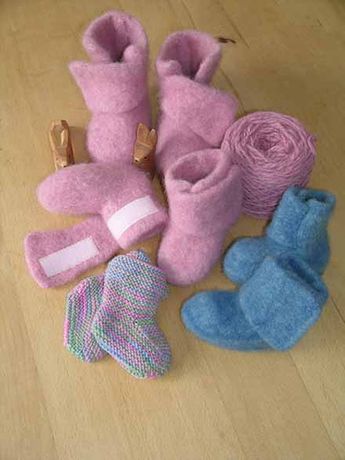 Filzschuhe für ein Baby mit rutschfester Anleitung Filzschuhe Herzerl warme Babyschuhe (Babybooties) ein