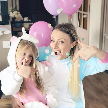 Nous avons enfin pu enfiler des pyjamas licornes !!! C’était une super méga journée shooting avec @zodio_home On s’est vraiment éclatés comme des enfants ! Nous avons trop hâte de vous dévoiler les photos qui sont juste ❤️ et de vous en dire un peu plus sur cette nouvelle collaboration haute en couleurs ✨ ______________________________________________________ #unicorn #pink #socute #latelierderoxane #instapic #teamgourmandise #jevousaime Nous avons enfin pu enfiler des pyjamas licornes !!! C’était une super méga journée shooting avec @zodio_home On s’est vraiment éclatés comme des enfants ! Nous avons trop hâte de vous dévoiler les photos qui sont juste ❤️ et de vous en dire un peu plus sur cette nouvelle collaboration haute en couleurs ✨ ______________________________________________________ #unicorn #pink #socute #latelierderoxane #instapic #teamgourmandise #jevousaime
