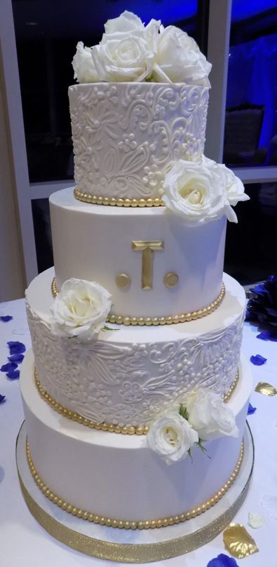 Wedding Cake Topper Edible Butterflies In Ivory Cream Colors Butterfly Cake Cake Decora Butterfly Birthday Cakes Butterfly Cakes Edible Cake Decorations
