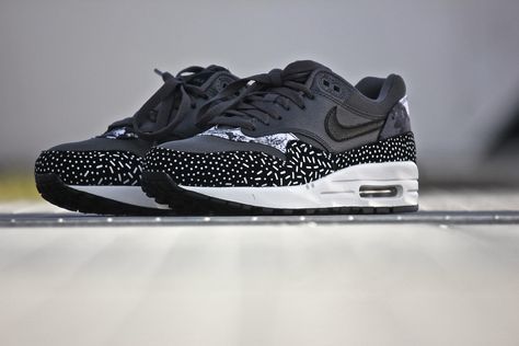 Pin Op Sneakers