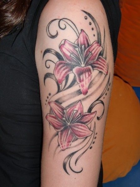 Pin Von Karla Crossfield Auf Tattoos Lilien Tattoo Oberarm Tattoo Frauen Tattoo Oberarm Frau