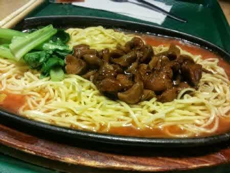 Steak Chikhen Hotplate Dengan Bumbu Yang Khas Dan Sayuran Yang Fresh Enak Dan Mantap Sudah Plus Air Mineral Loooh Yuk Di Coba 16000 Makanan Steak Sayuran