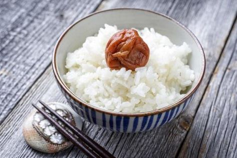 白いご飯に真っ赤な梅干し 朝ごはんは絶対この組み合わせという人や コンビニのおにぎりは絶対梅干し入りをチョイスするというお父さんもいることと思う 梅干しの種類や産地 食し方などを探っていこう 梅干し レシピ ごはん 白いご飯に真っ赤な梅干し 朝ごはんは絶対この組み合わせという人や コンビニのおにぎりは絶対梅干し入りをチョイスするというお父さんもいることと思う 梅干しの種類や産地 食し方などを探っていこう 梅干し レシピ ごはん