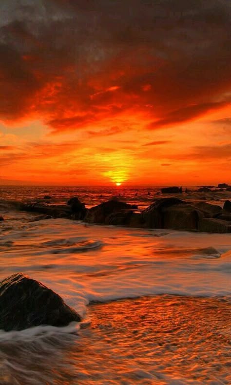 Vivo atardecer anaranjado por el mar | Vibrant orange sunset by the sea