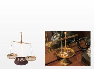 ピアスやネックレス等のアクセサリースタンド 置いておくだけでも様になる天秤 お金の受け皿としてだけでなく 小物のディスプレイにも使えるキャッシュトレイ アンティーク調の色味がかっこいいカード スタンド等 アクセントにもなる小物ディスプレイアイテムを集め ピアスやネックレス等のアクセサリースタンド 置いておくだけでも様になる天秤 お金の受け皿としてだけでなく 小物のディスプレイにも使えるキャッシュトレイ アンティーク調の色味がかっこいいカード スタンド等 アクセントにもなる小物ディスプレイアイテムを集め