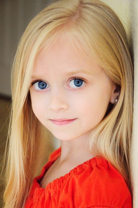 Kleines blondes mädchen