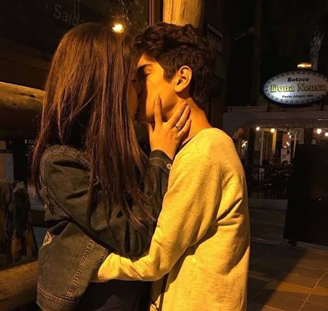 Baiser une adolescente chaude Baiser une adolescente chaude