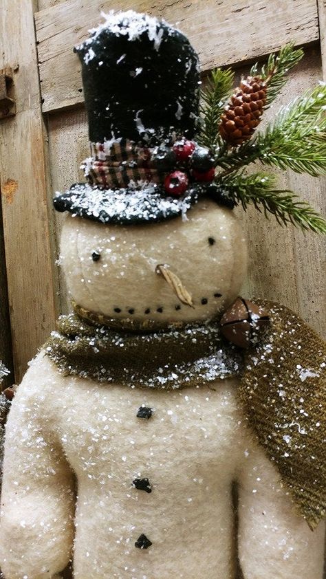 Frosty Standing Set Of 4 Snowmen in Pink /& Grey Winter Outfits