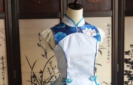 Qi Lolita とは チャイナドレスの特徴を入れたロリィタファッションのことである チャイナドレスは中国語で 旗袍 チーパオ Qi Pao と言うため この中華風ロリィタは ロリィタ界では Qi Lolita と呼ばれているそうである 中国のミニブログサイト 新浪微 Qi Lolita とは チャイナドレスの特徴を入れたロリィタファッションのことである チャイナドレスは中国語で 旗袍 チーパオ Qi Pao と言うため この中華風ロリィタは ロリィタ界では Qi Lolita と呼ばれているそうである 中国のミニブログサイト 新浪微
