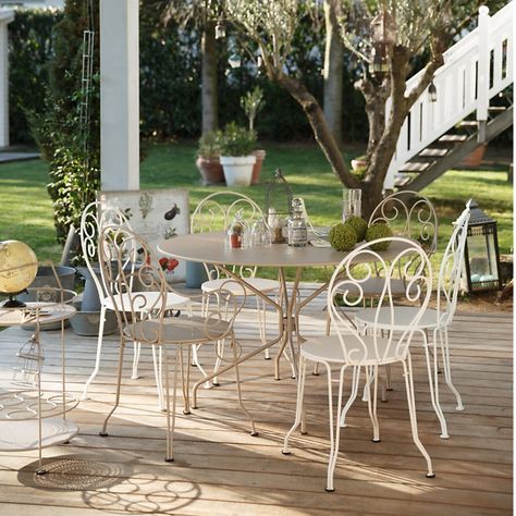 Table Et Chaise De Salle à Manger Dans La Pergola