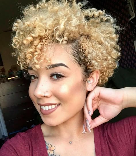 Shorts curly blonde maid