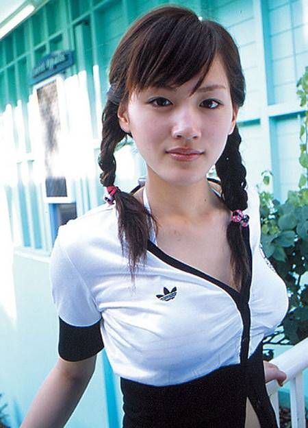 綾瀬はるかさん、キツキツの白シャツを着せられて豊満な胸が強調