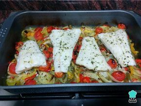 Merluza Al Horno Con Patatas Y Verduras Fácil Receta Filetes De Merluza Recetas De Merluza Verduras