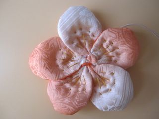 布あそぼ 花ピンクッション ピンクッション ちりめん細工 簡単手芸 布あそぼ 花ピンクッション ピンクッション ちりめん細工 簡単手芸