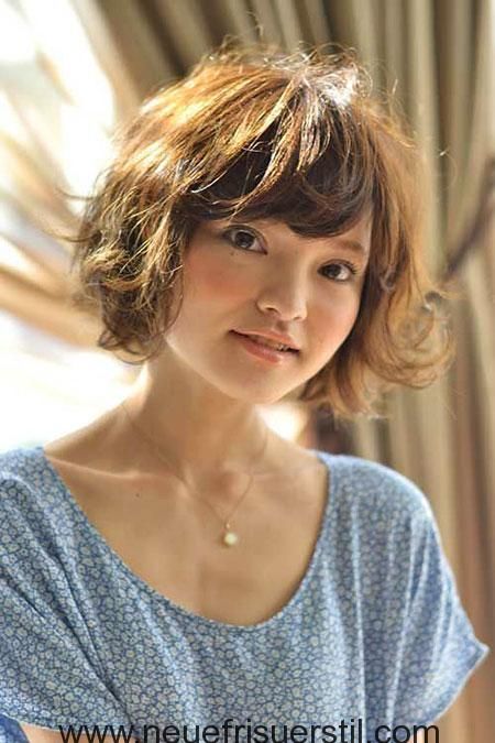 20 Bilder Von Kurzen Lockigen Frisuren Mit Pony Frisuren Kurze Lockige Frisuren Lockige Frisuren Mit Pony