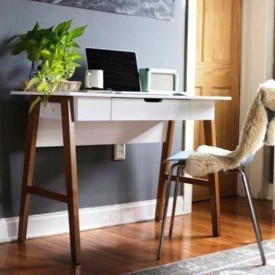 Weisser Schreibtisch Im Skandinavischem Style Mit Eiche Beinen Design Schreibtisch Burotisch Design Buroraumgestaltung