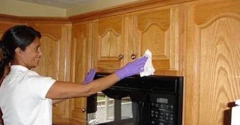 Como Limpiar Puertas De Madera Limpiar Gabinetes De Cocina Limpieza De La Madera Limpieza De Gabinetes Como Limpiar Gabinetes De Cocina